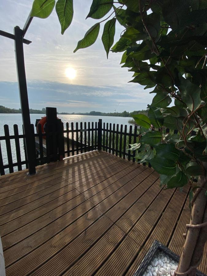 Lodge On The Lake At Lakeside Holiday Park Chichester Eksteriør billede