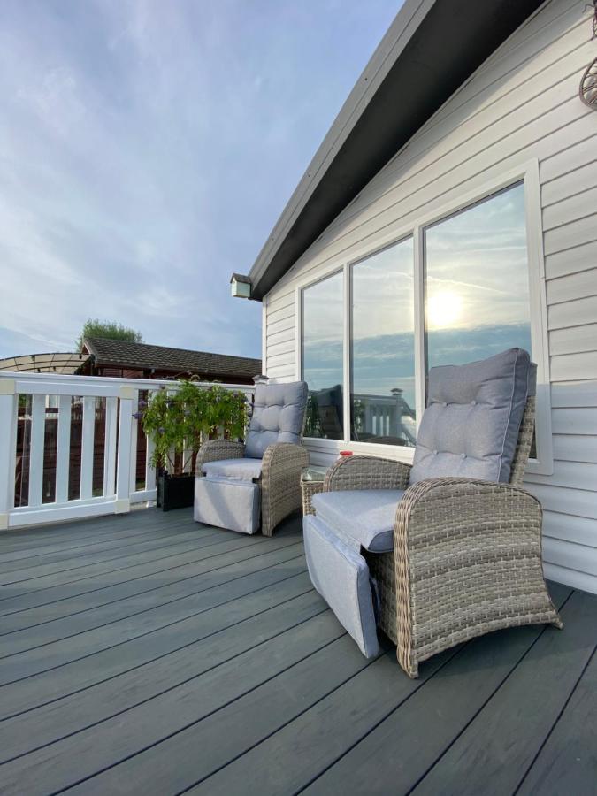 Lodge On The Lake At Lakeside Holiday Park Chichester Eksteriør billede