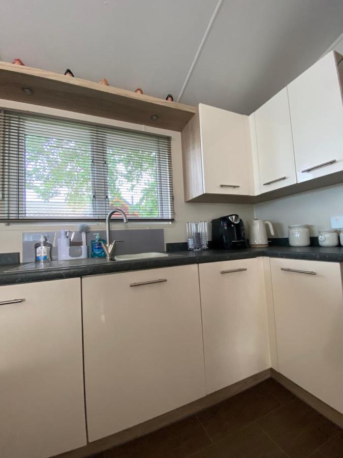 Lodge On The Lake At Lakeside Holiday Park Chichester Eksteriør billede