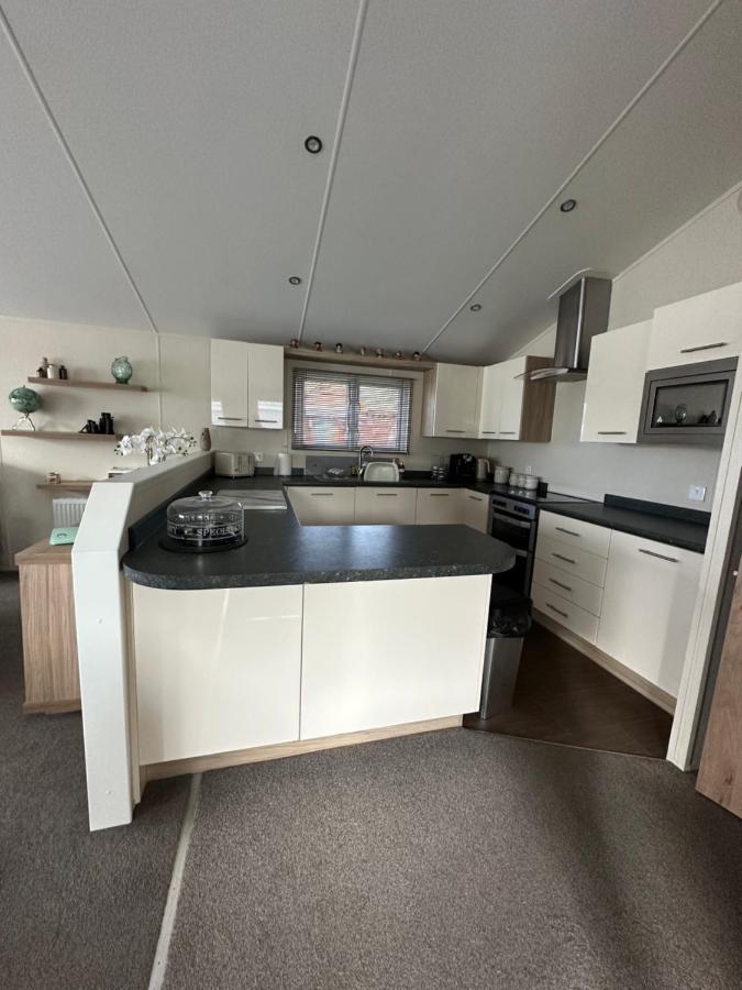 Lodge On The Lake At Lakeside Holiday Park Chichester Eksteriør billede