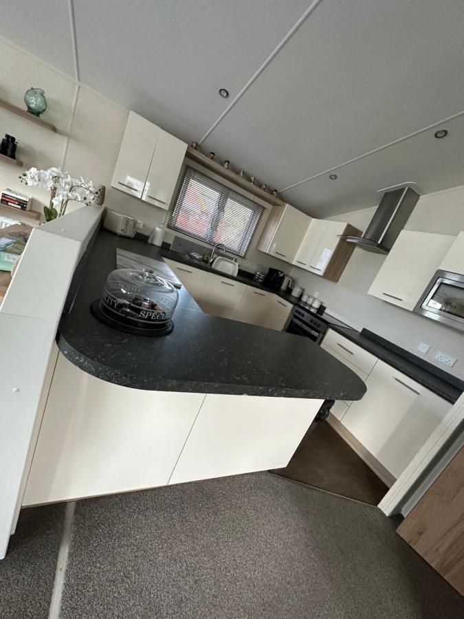 Lodge On The Lake At Lakeside Holiday Park Chichester Eksteriør billede