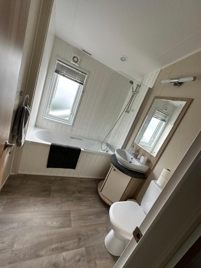 Lodge On The Lake At Lakeside Holiday Park Chichester Eksteriør billede
