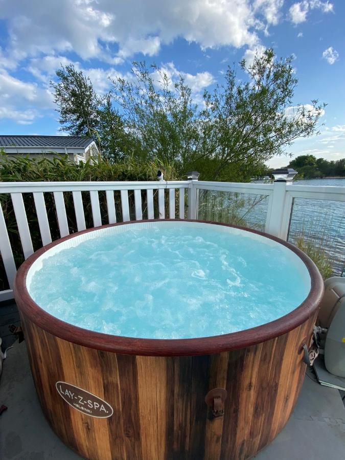 Lodge On The Lake At Lakeside Holiday Park Chichester Eksteriør billede